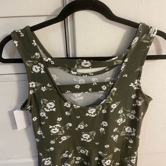 🎉5/$30 - Green floral print sundress - Picture 2 of 3
